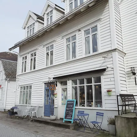 Unikt Og Romslig Hus Perfekt For Grupper Holiday home Nordfjordeid