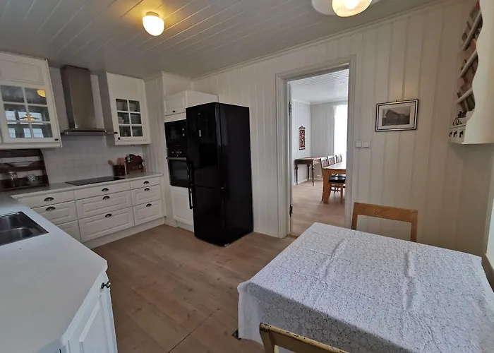 Unikt Og Romslig Hus Perfekt For Grupper Nyaraló